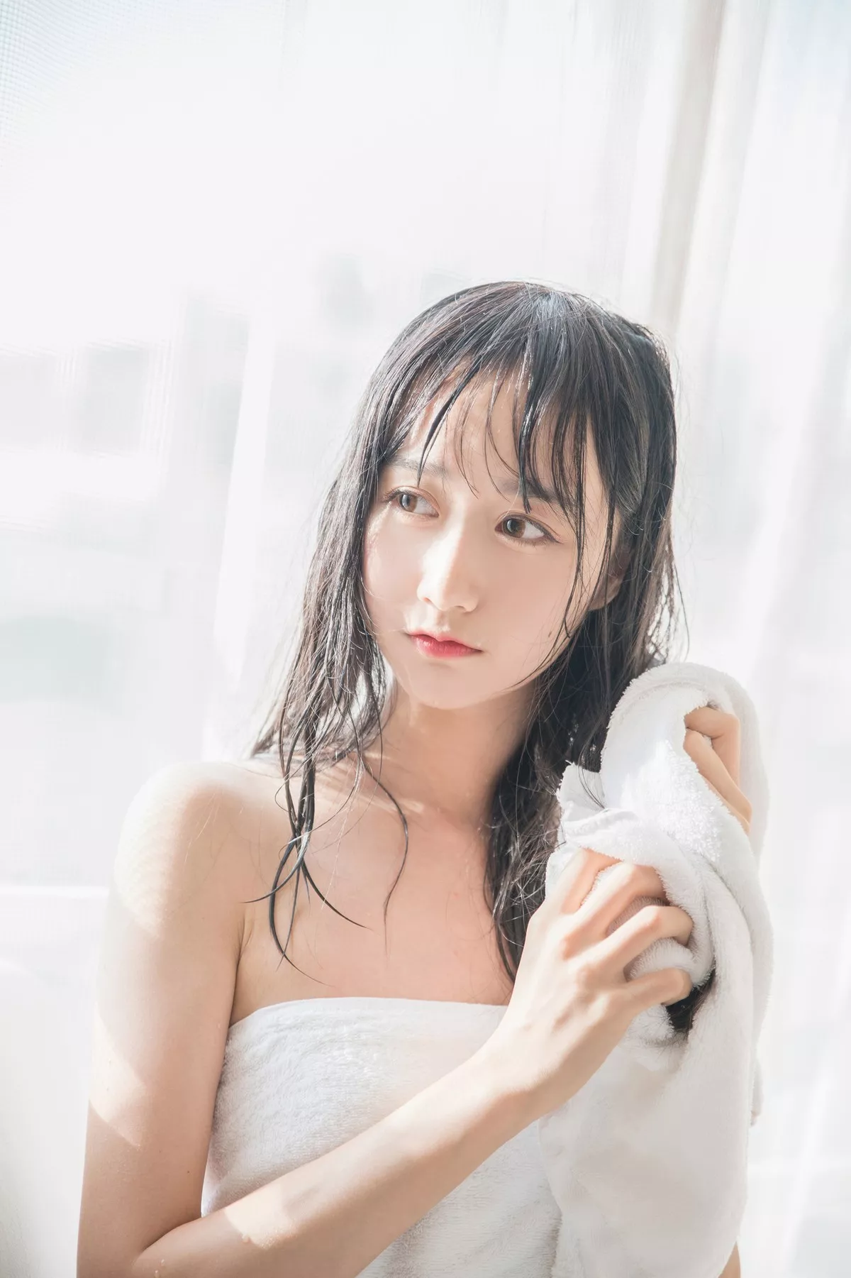 萌系小姐姐木绵绵OwO洗白白主题私房床上白色浴巾裹身秀白嫩肌肤迷人写真58P