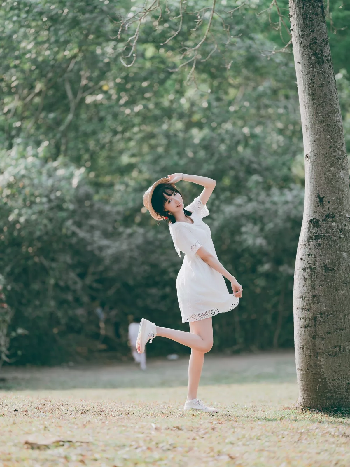 萌系小姐姐木绵绵OwO夏日彩虹主题户外夏日性感白色连衣裙配运动鞋靓丽写真29P