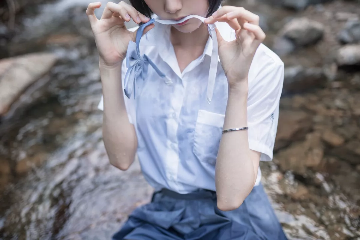 萌系小姐姐木绵绵OwO水色溪边制服主题户外脱JK制服露死库水迷人诱惑写真51P