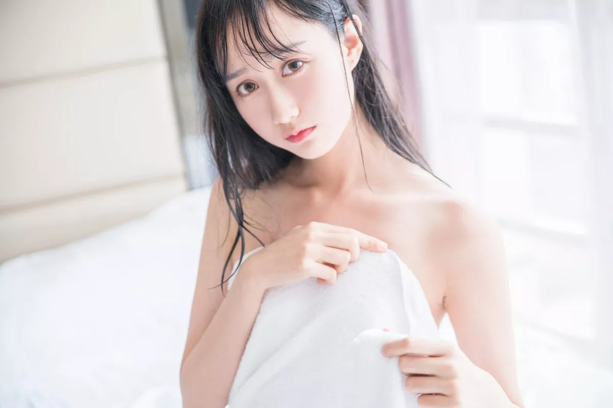 萌系小姐姐木绵绵OwO洗白白主题私房床上白色浴巾裹身秀白嫩肌肤迷人写真58P