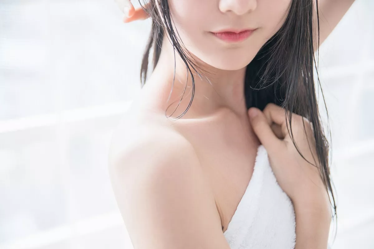 萌系小姐姐木绵绵OwO洗白白主题私房床上白色浴巾裹身秀白嫩肌肤迷人写真58P