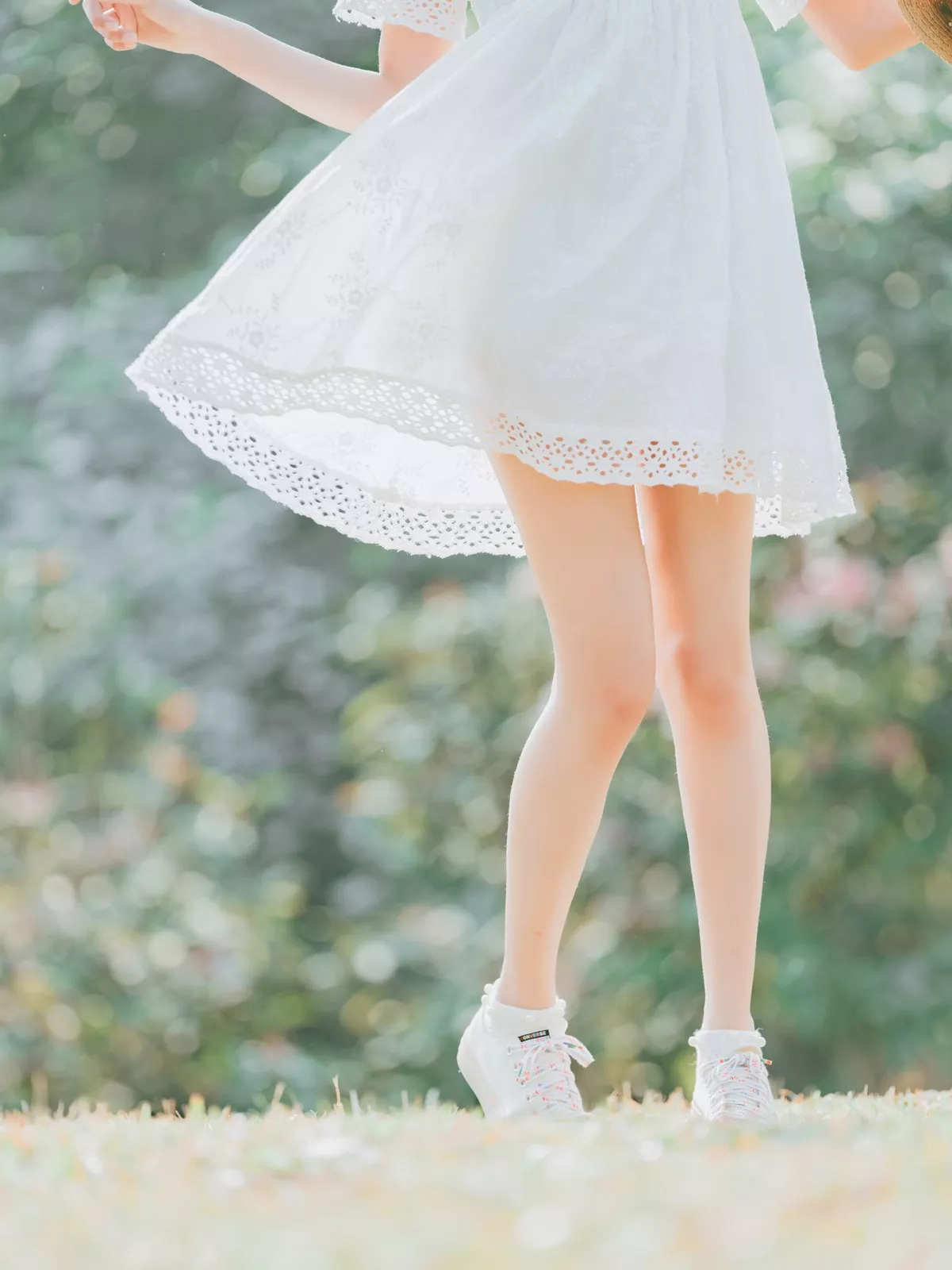 萌系小姐姐木绵绵OwO夏日彩虹主题户外夏日性感白色连衣裙配运动鞋靓丽写真29P