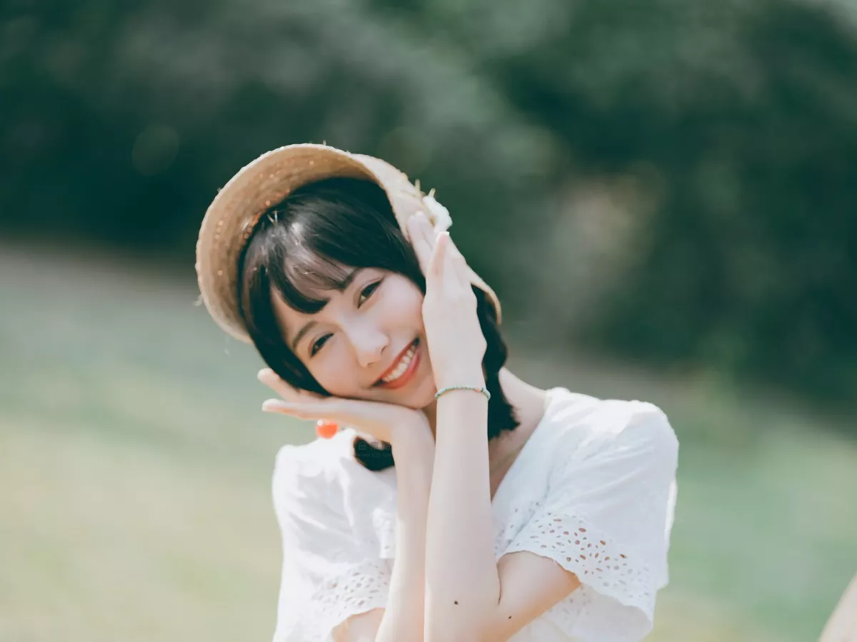 萌系小姐姐木绵绵OwO夏日彩虹主题户外夏日性感白色连衣裙配运动鞋靓丽写真29P
