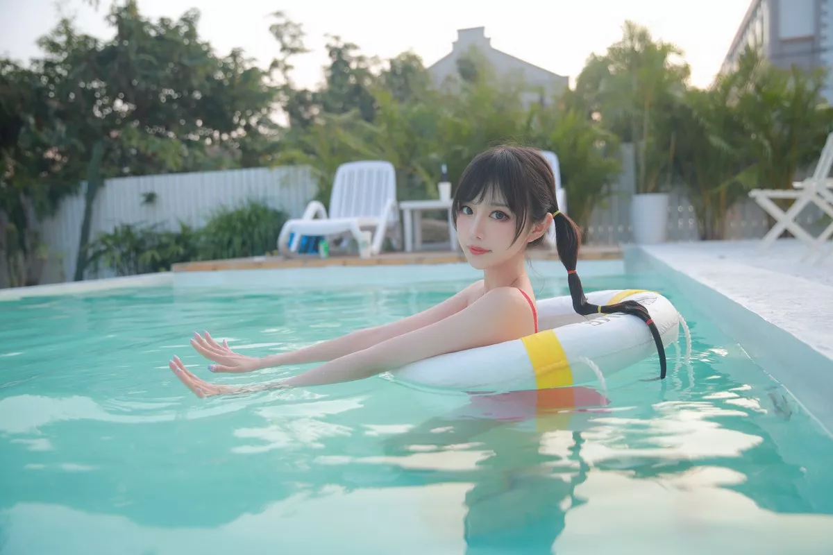 网络美女Shika小鹿鹿泳装主题户外泳池性感红色比基尼秀苗条身材靓丽迷人写真63P