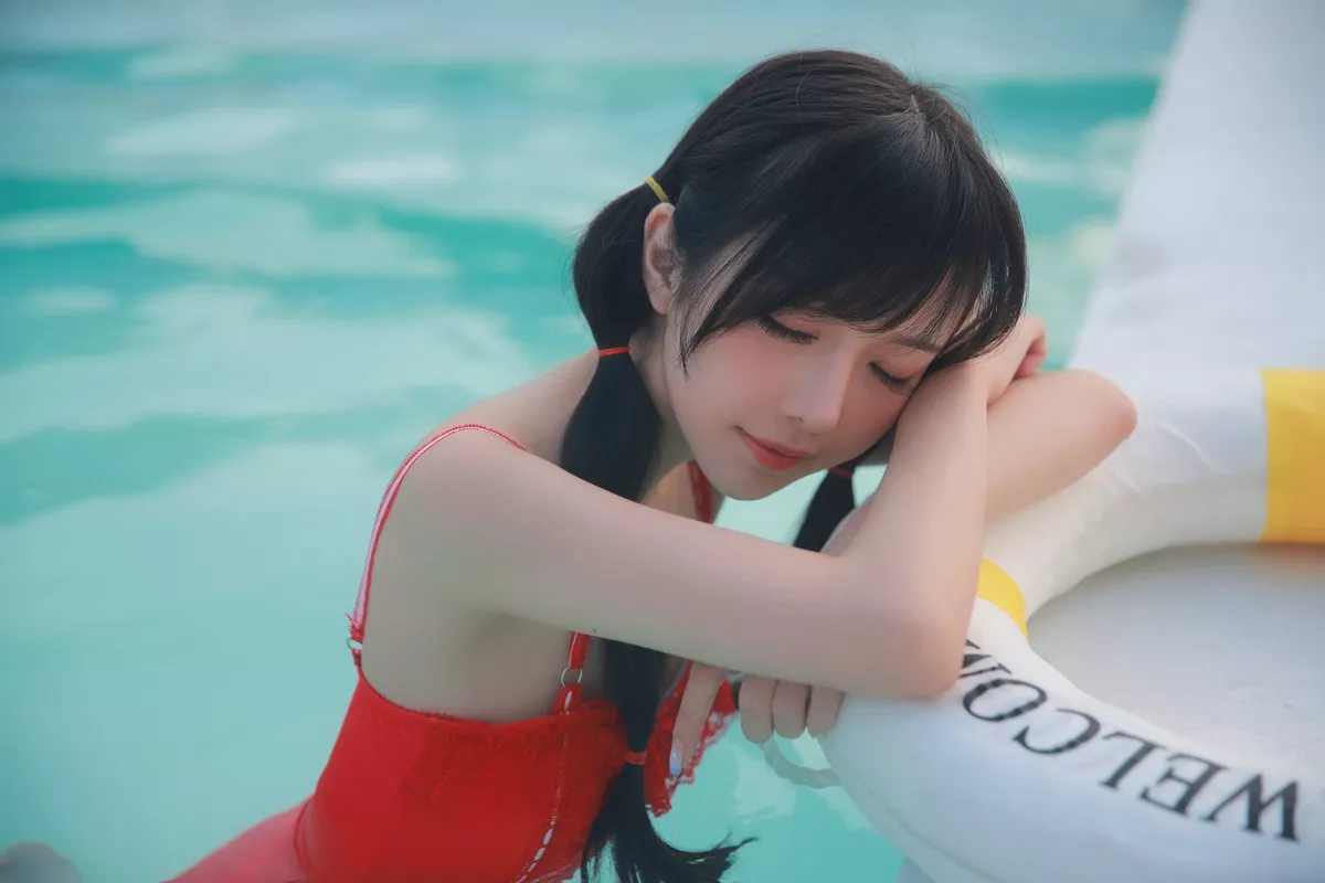 网络美女Shika小鹿鹿泳装主题户外泳池性感红色比基尼秀苗条身材靓丽迷人写真63P
