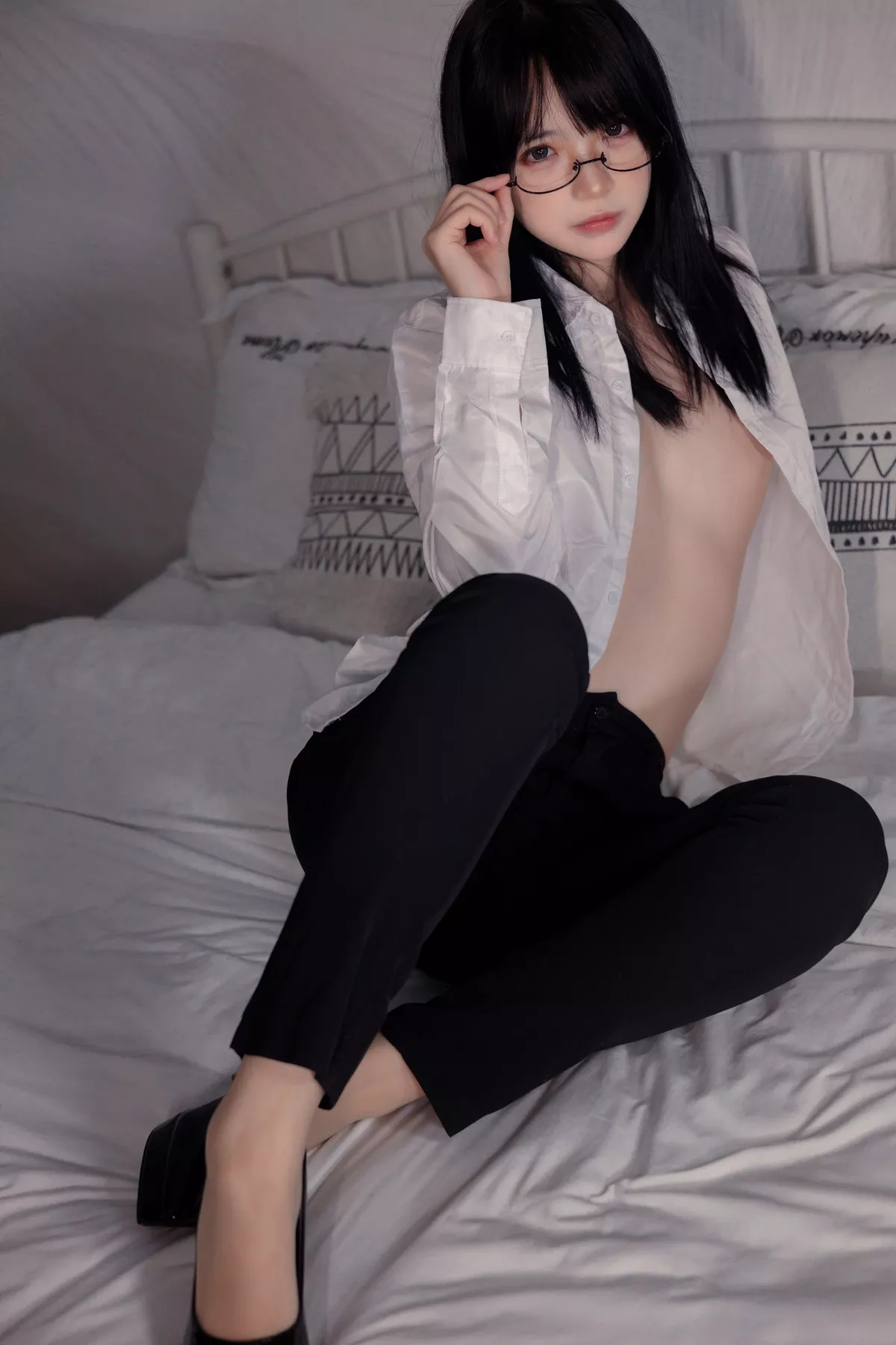 网络美女疯猫ss肉丝OL主题私房床上性感白衬衣配超薄肉丝秀翘臀美腿诱惑写真40P