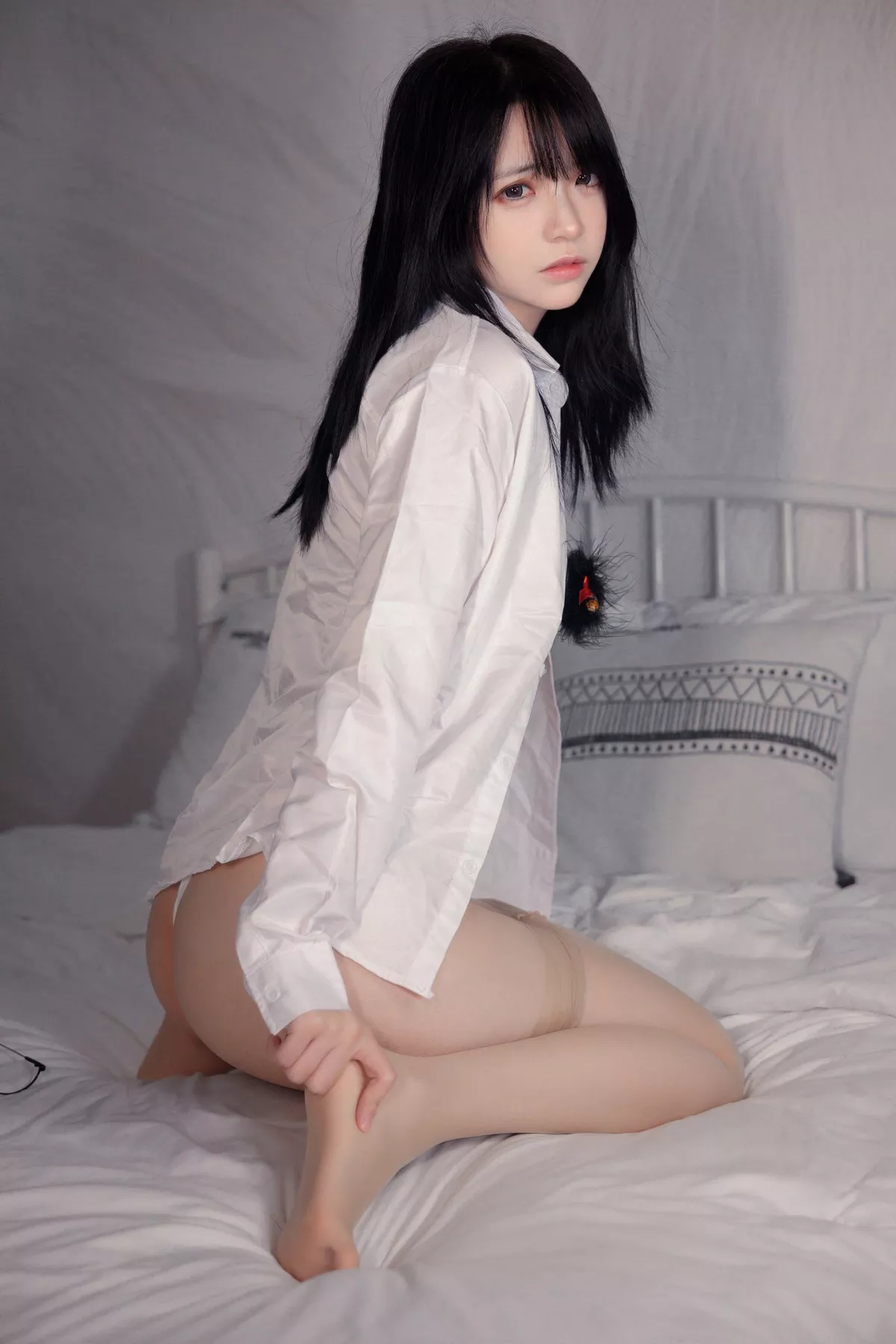 网络美女疯猫ss肉丝OL主题私房床上性感白衬衣配超薄肉丝秀翘臀美腿诱惑写真40P