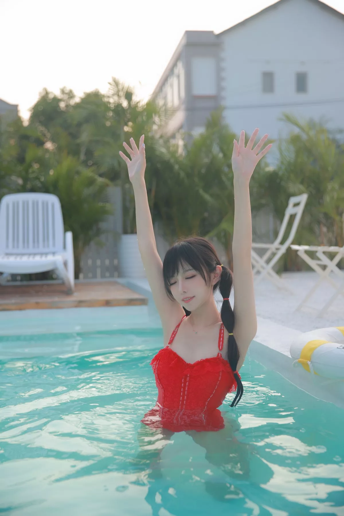 网络美女Shika小鹿鹿泳装主题户外泳池性感红色比基尼秀苗条身材靓丽迷人写真63P