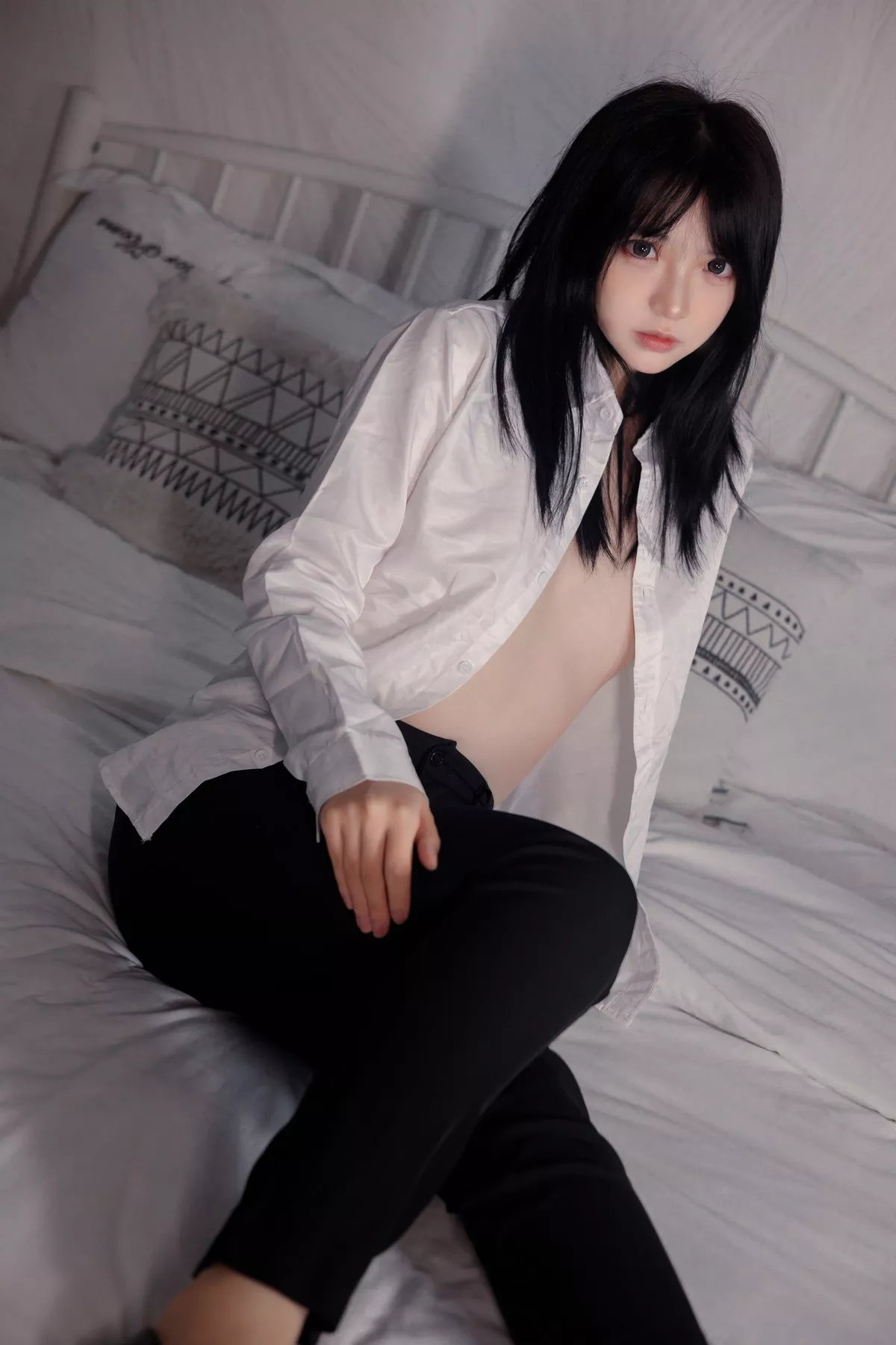 网络美女疯猫ss肉丝OL主题私房床上性感白衬衣配超薄肉丝秀翘臀美腿诱惑写真40P