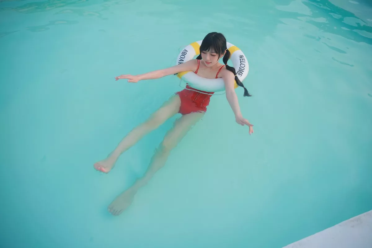 网络美女Shika小鹿鹿泳装主题户外泳池性感红色比基尼秀苗条身材靓丽迷人写真63P