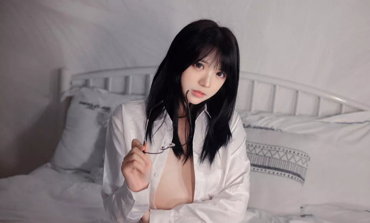网络美女疯猫ss肉丝OL主题私房床上性感白衬衣配超薄肉丝秀翘臀美腿诱惑写真40P