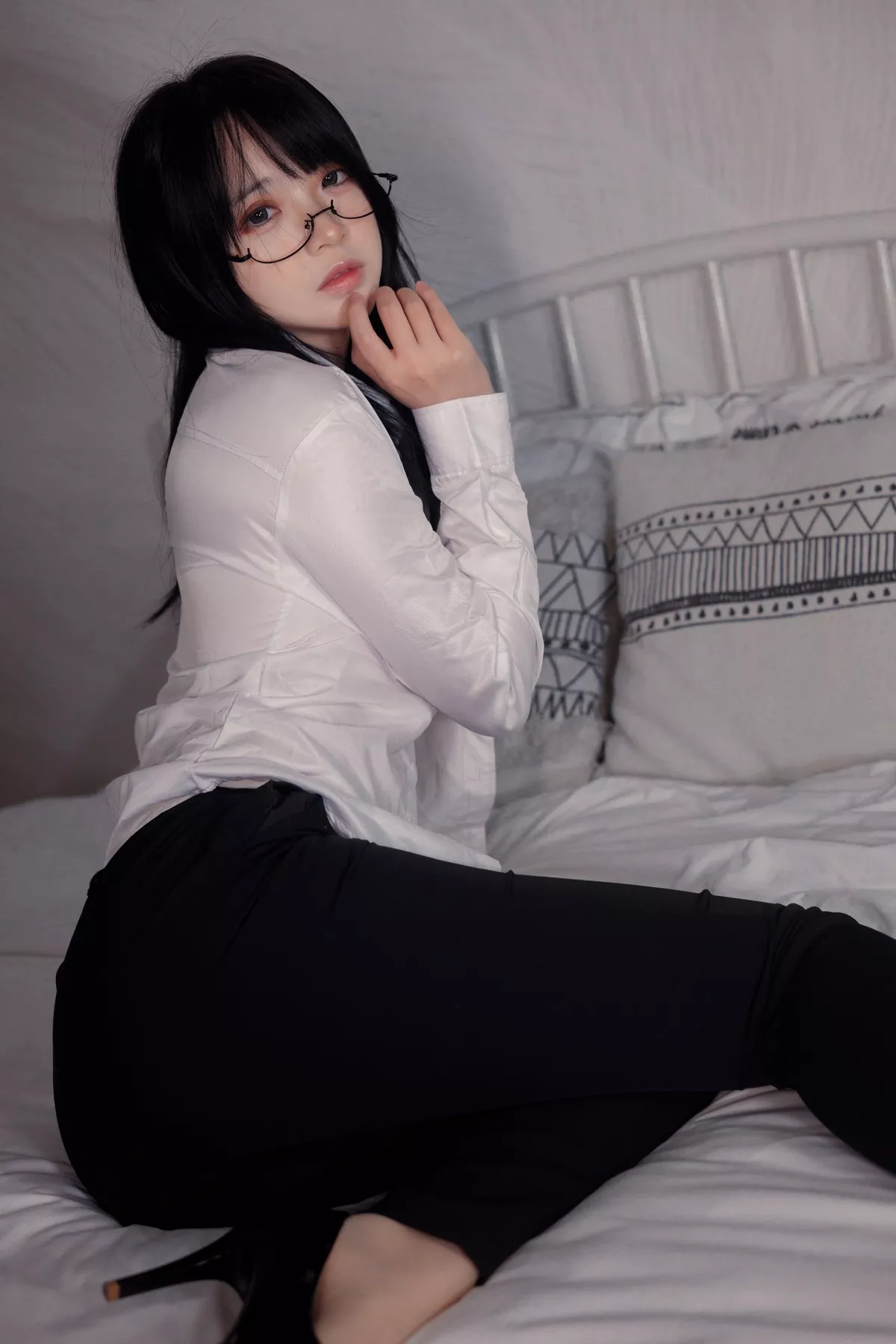 网络美女疯猫ss肉丝OL主题私房床上性感白衬衣配超薄肉丝秀翘臀美腿诱惑写真40P