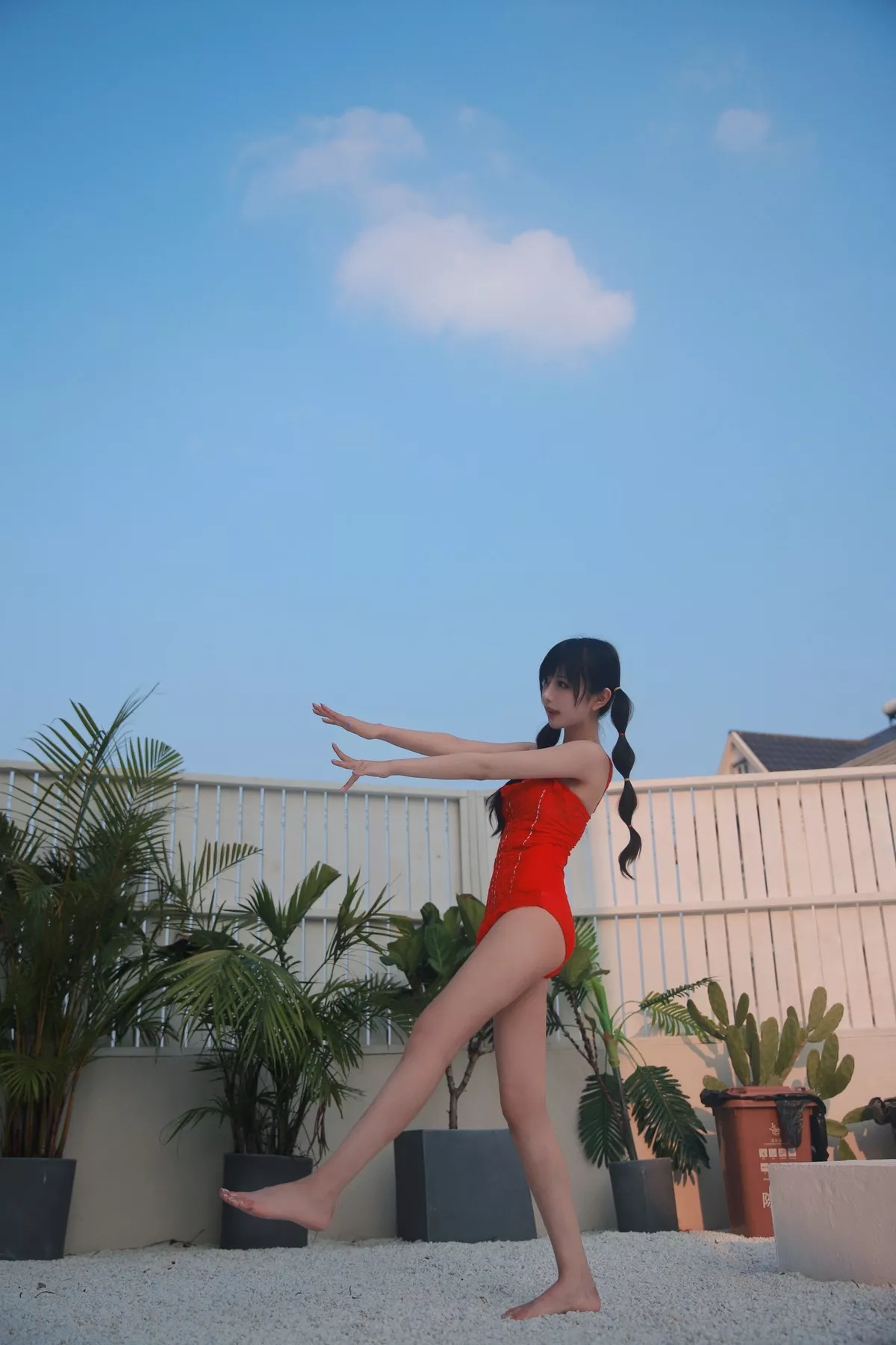网络美女Shika小鹿鹿泳装主题户外泳池性感红色比基尼秀苗条身材靓丽迷人写真63P