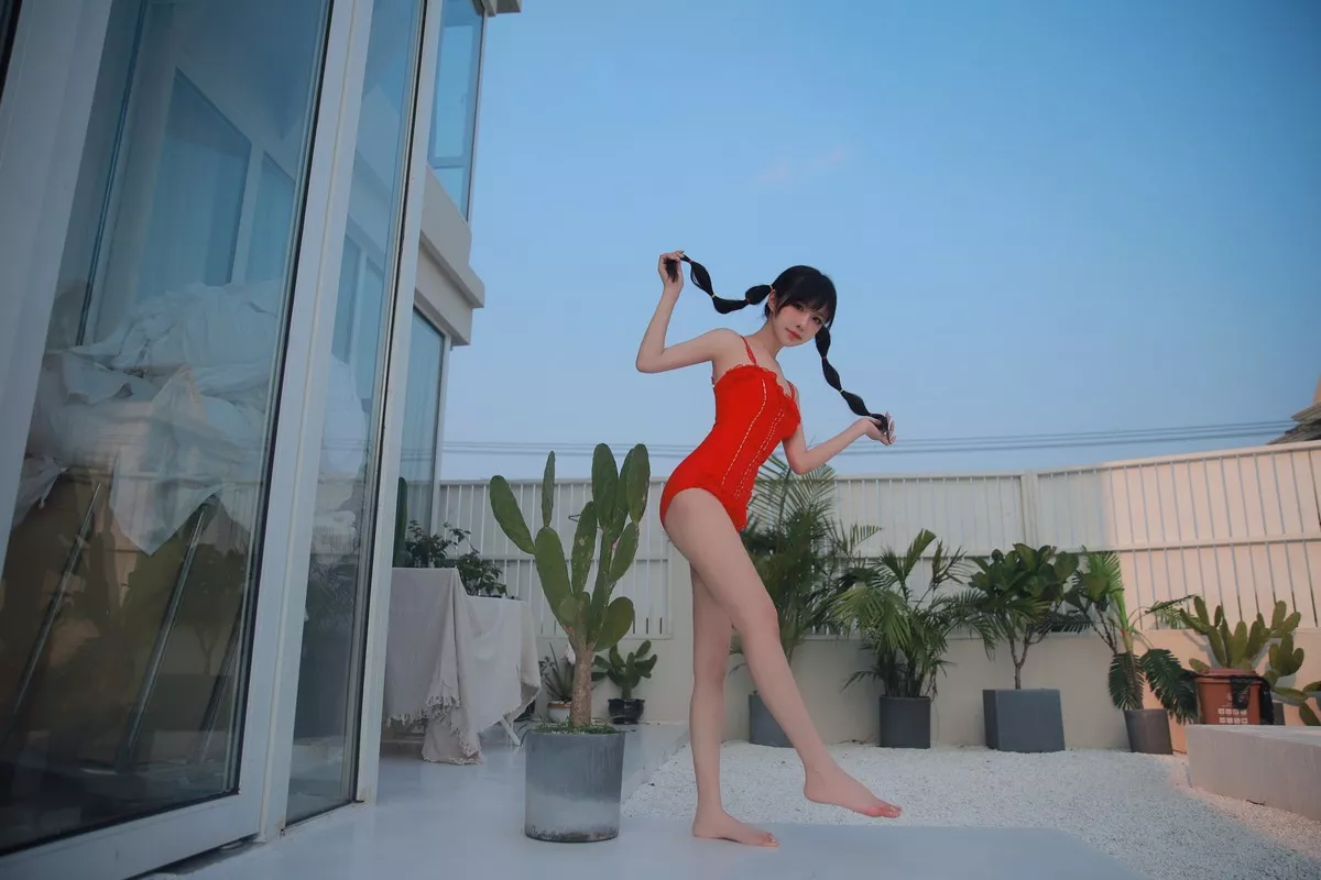 网络美女Shika小鹿鹿泳装主题户外泳池性感红色比基尼秀苗条身材靓丽迷人写真63P