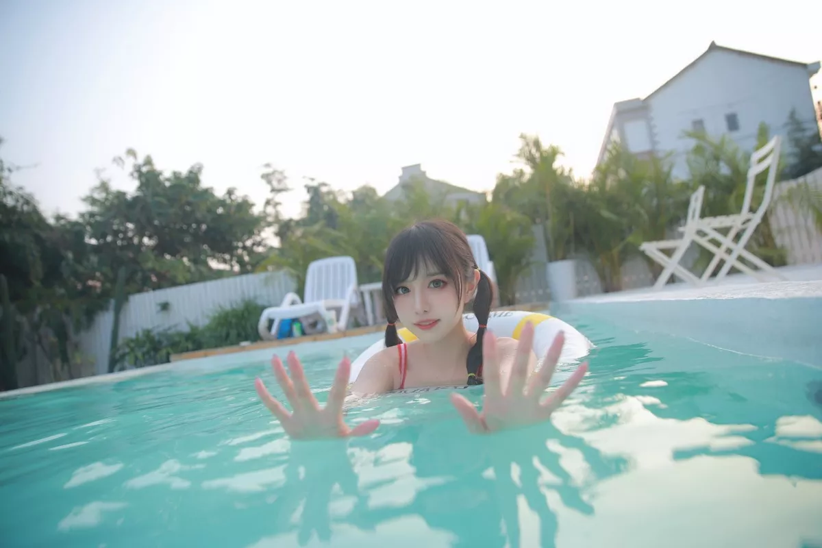 网络美女Shika小鹿鹿泳装主题户外泳池性感红色比基尼秀苗条身材靓丽迷人写真63P