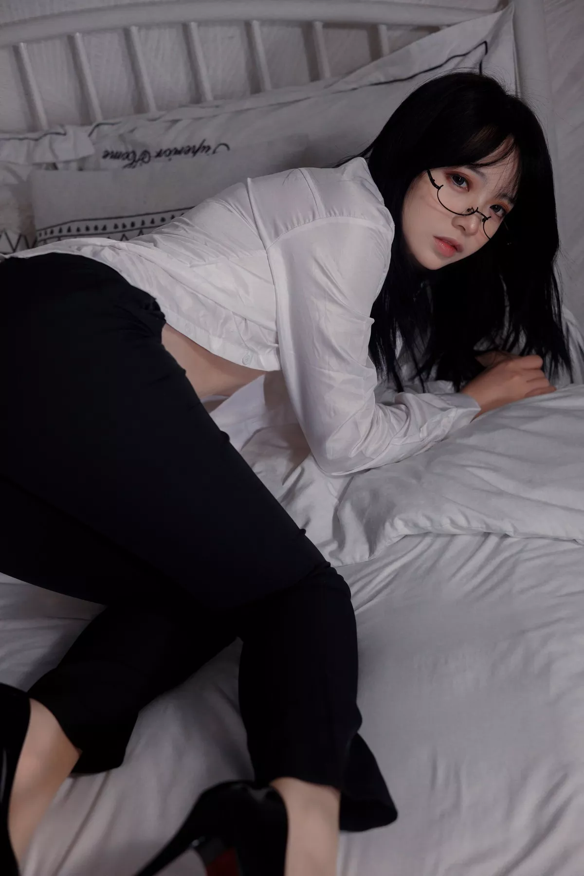 网络美女疯猫ss肉丝OL主题私房床上性感白衬衣配超薄肉丝秀翘臀美腿诱惑写真40P