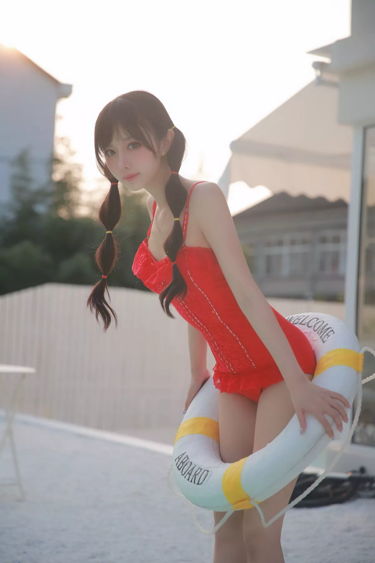 网络美女Shika小鹿鹿泳装主题户外泳池性感红色比基尼秀苗条身材靓丽迷人写真63P