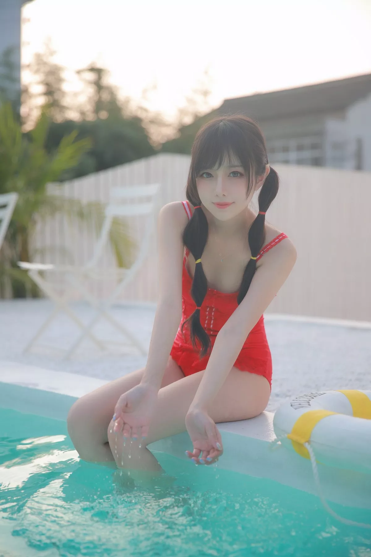 网络美女Shika小鹿鹿泳装主题户外泳池性感红色比基尼秀苗条身材靓丽迷人写真63P