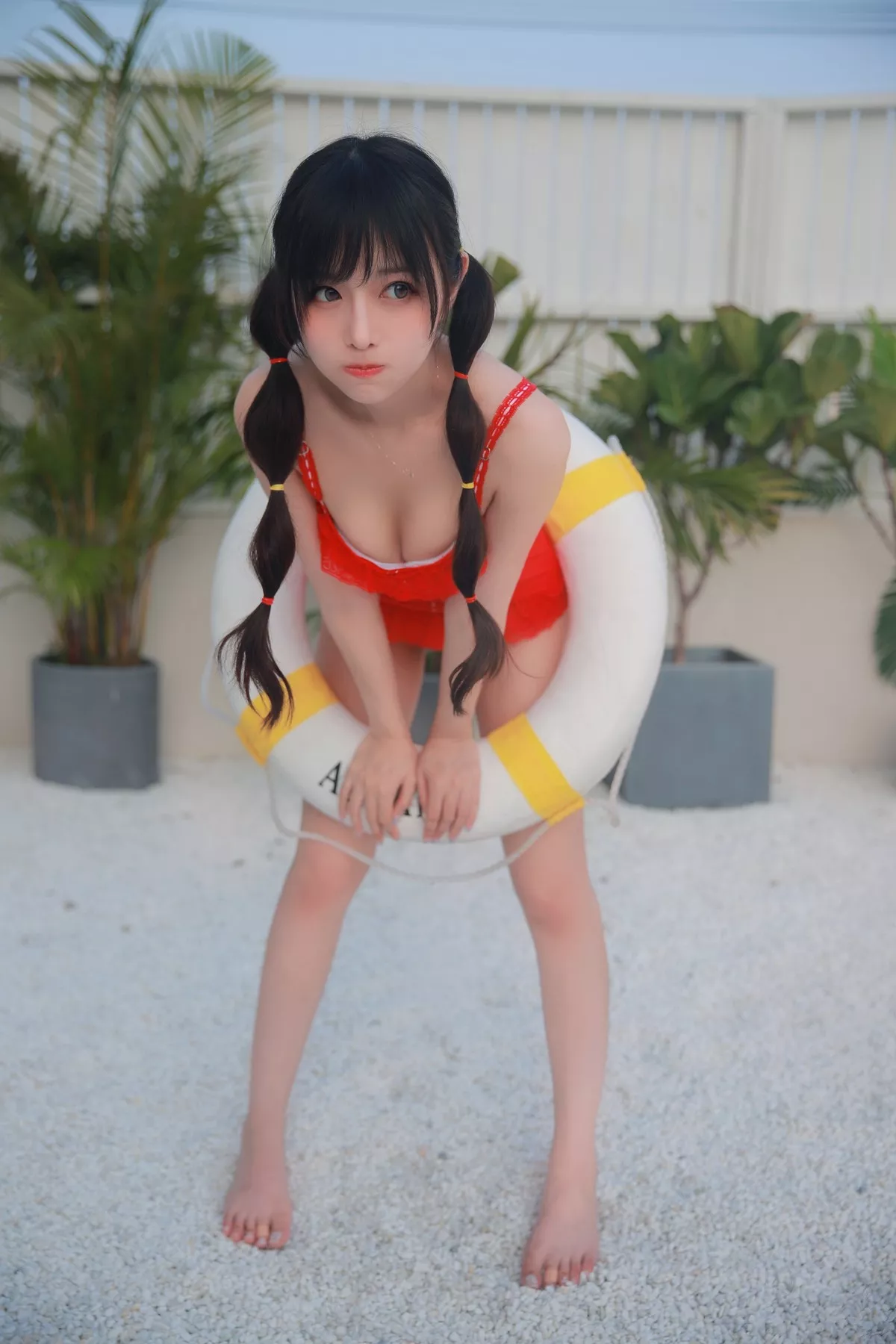 网络美女Shika小鹿鹿泳装主题户外泳池性感红色比基尼秀苗条身材靓丽迷人写真63P