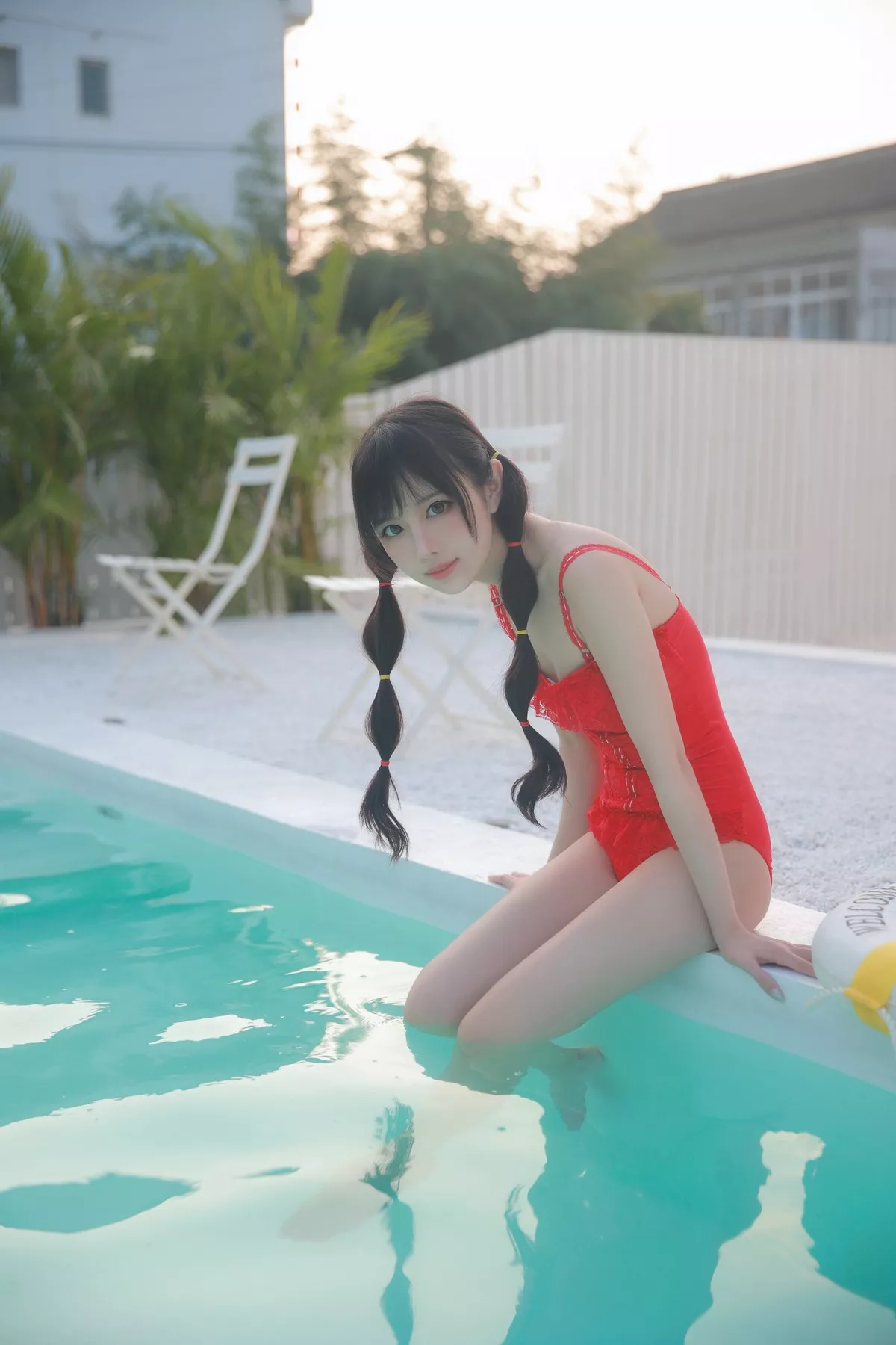 网络美女Shika小鹿鹿泳装主题户外泳池性感红色比基尼秀苗条身材靓丽迷人写真63P