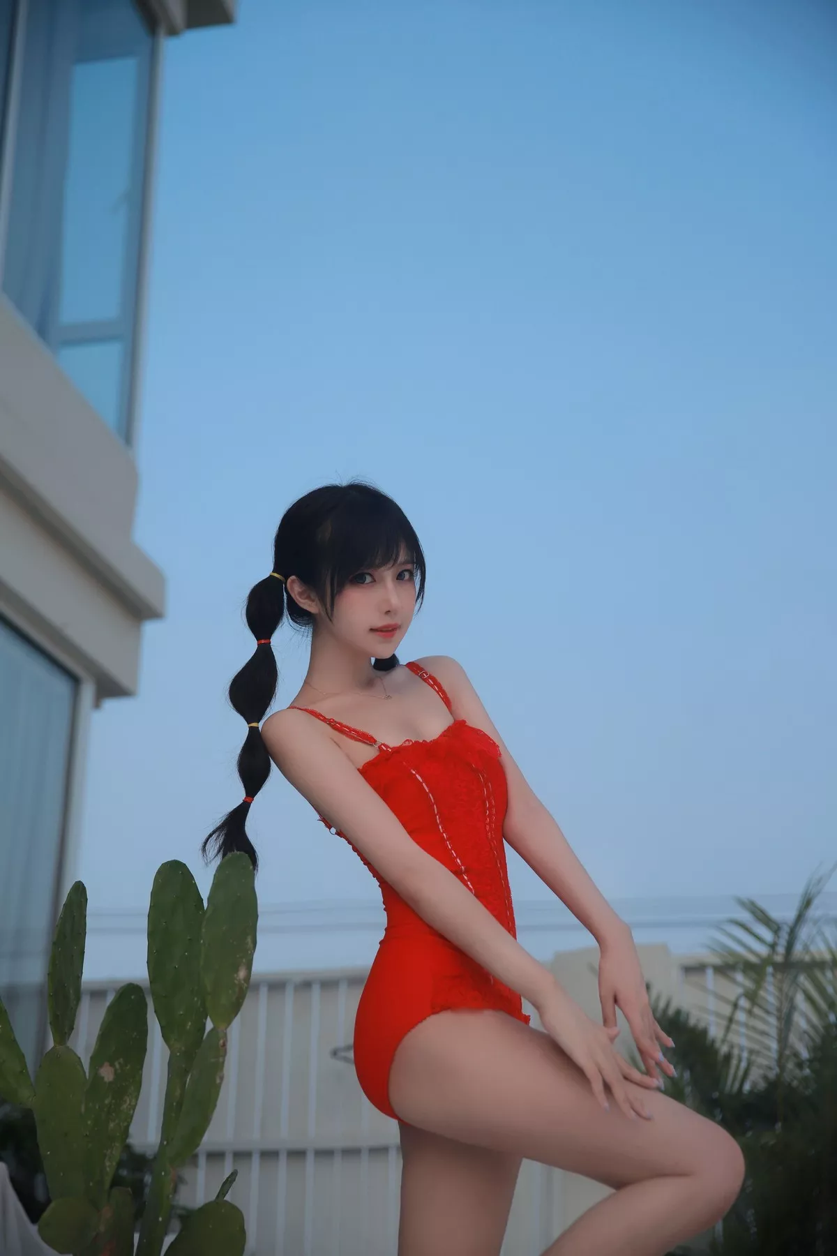 网络美女Shika小鹿鹿泳装主题户外泳池性感红色比基尼秀苗条身材靓丽迷人写真63P