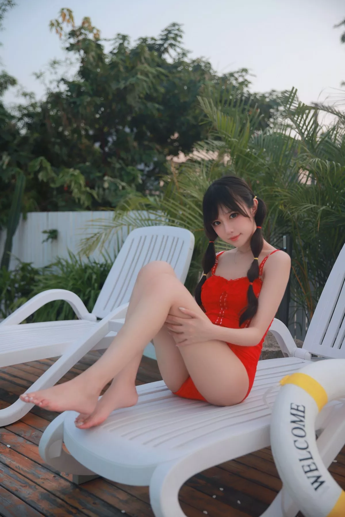 网络美女Shika小鹿鹿泳装主题户外泳池性感红色比基尼秀苗条身材靓丽迷人写真63P