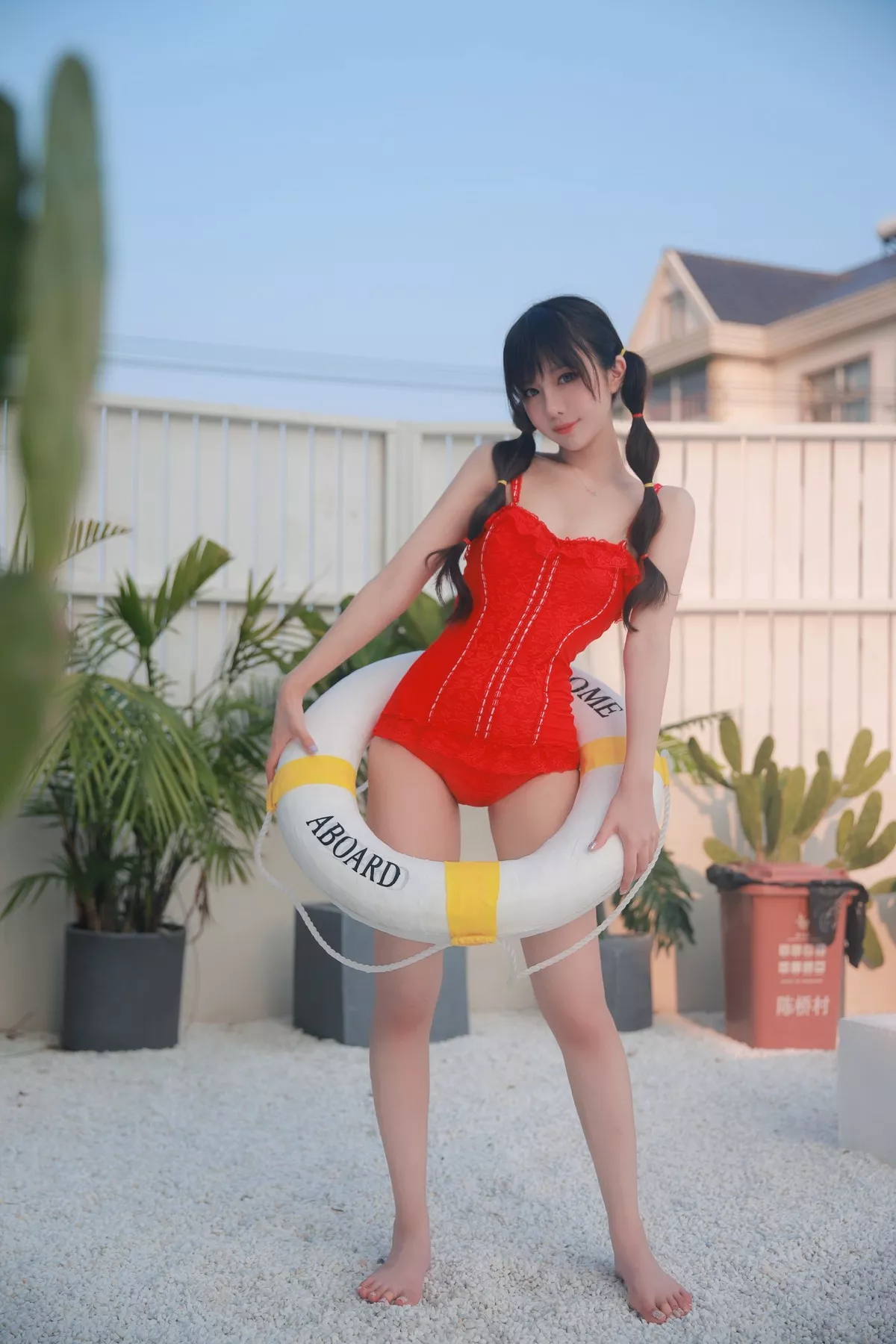 网络美女Shika小鹿鹿泳装主题户外泳池性感红色比基尼秀苗条身材靓丽迷人写真63P