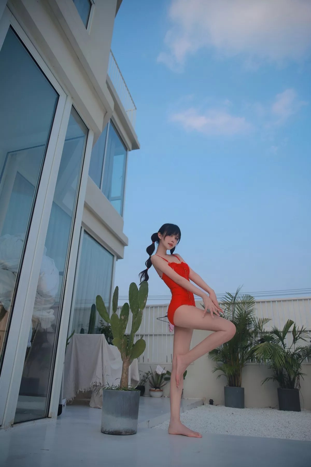 网络美女Shika小鹿鹿泳装主题户外泳池性感红色比基尼秀苗条身材靓丽迷人写真63P
