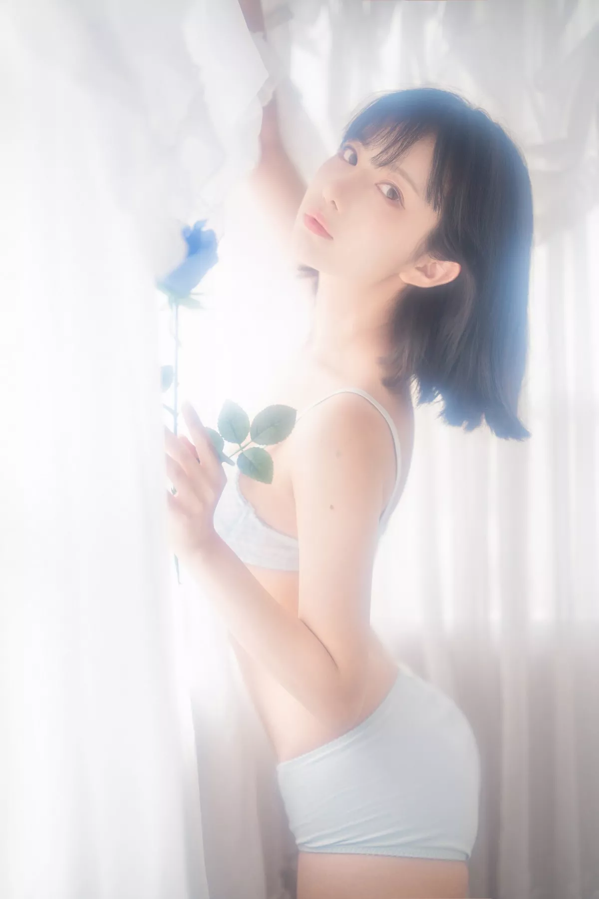 网络美女Shika小鹿鹿泳装主题户外泳池性感红色比基尼秀苗条身材靓丽迷人写真63P