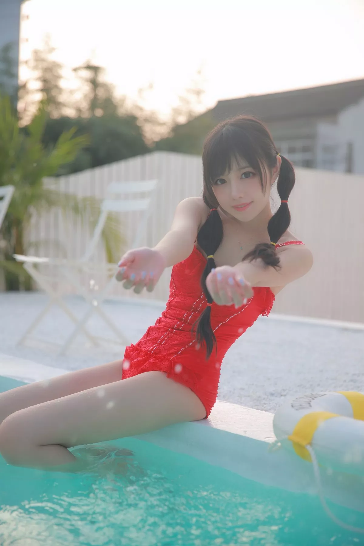 网络美女Shika小鹿鹿泳装主题户外泳池性感红色比基尼秀苗条身材靓丽迷人写真63P