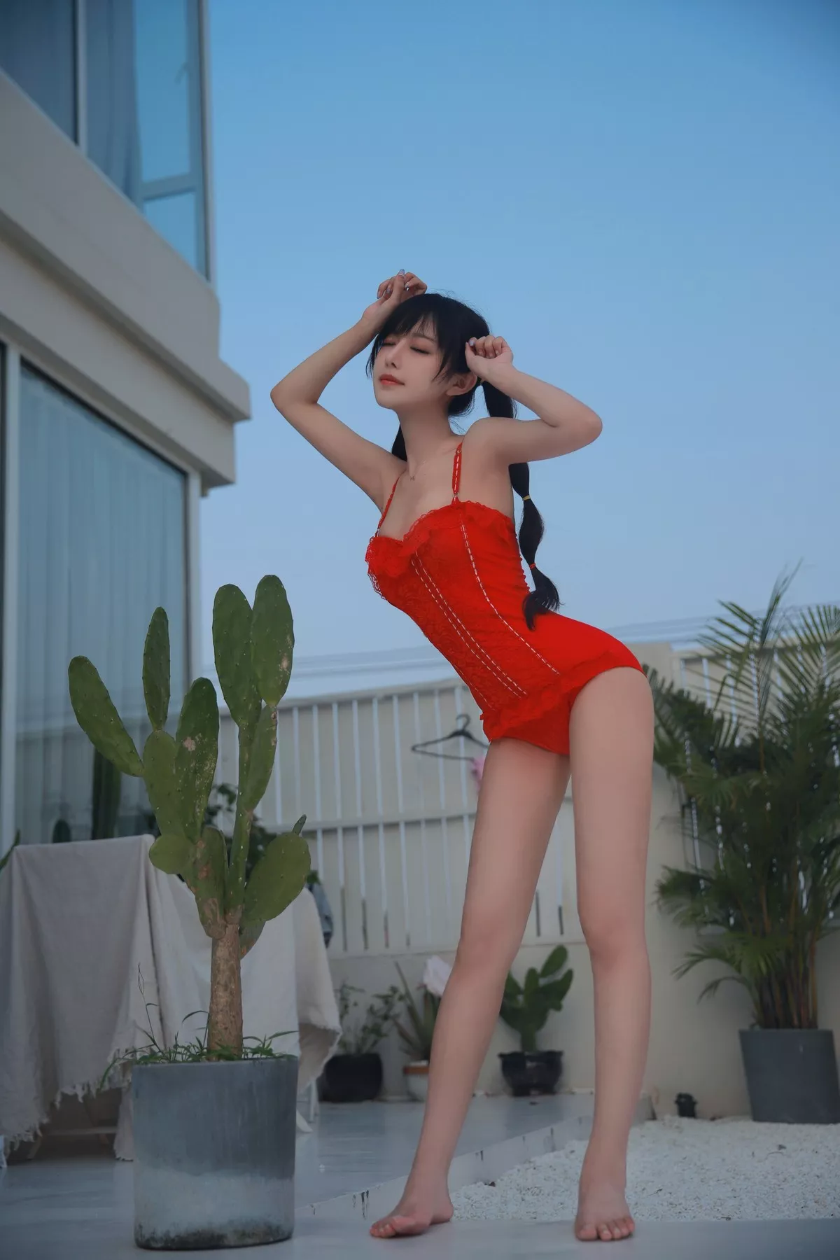 网络美女Shika小鹿鹿泳装主题户外泳池性感红色比基尼秀苗条身材靓丽迷人写真63P