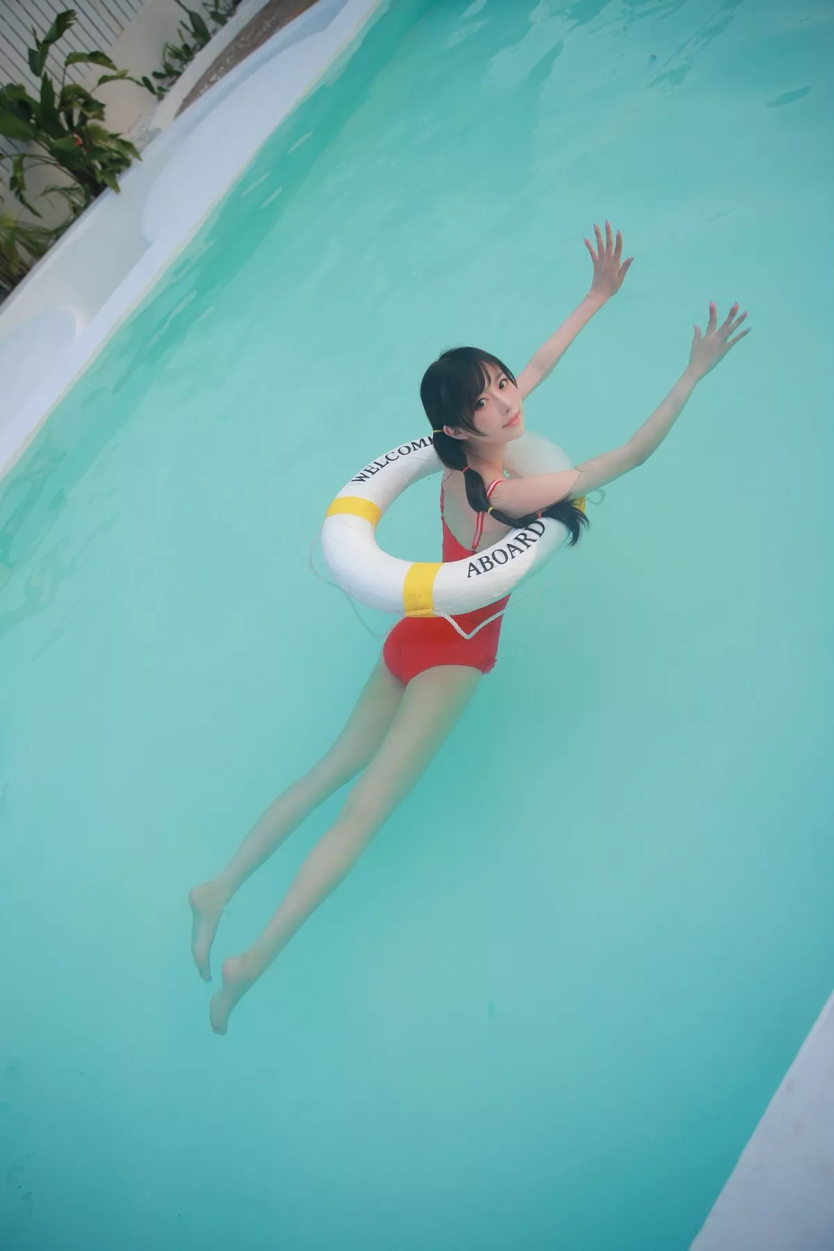 网络美女Shika小鹿鹿泳装主题户外泳池性感红色比基尼秀苗条身材靓丽迷人写真63P