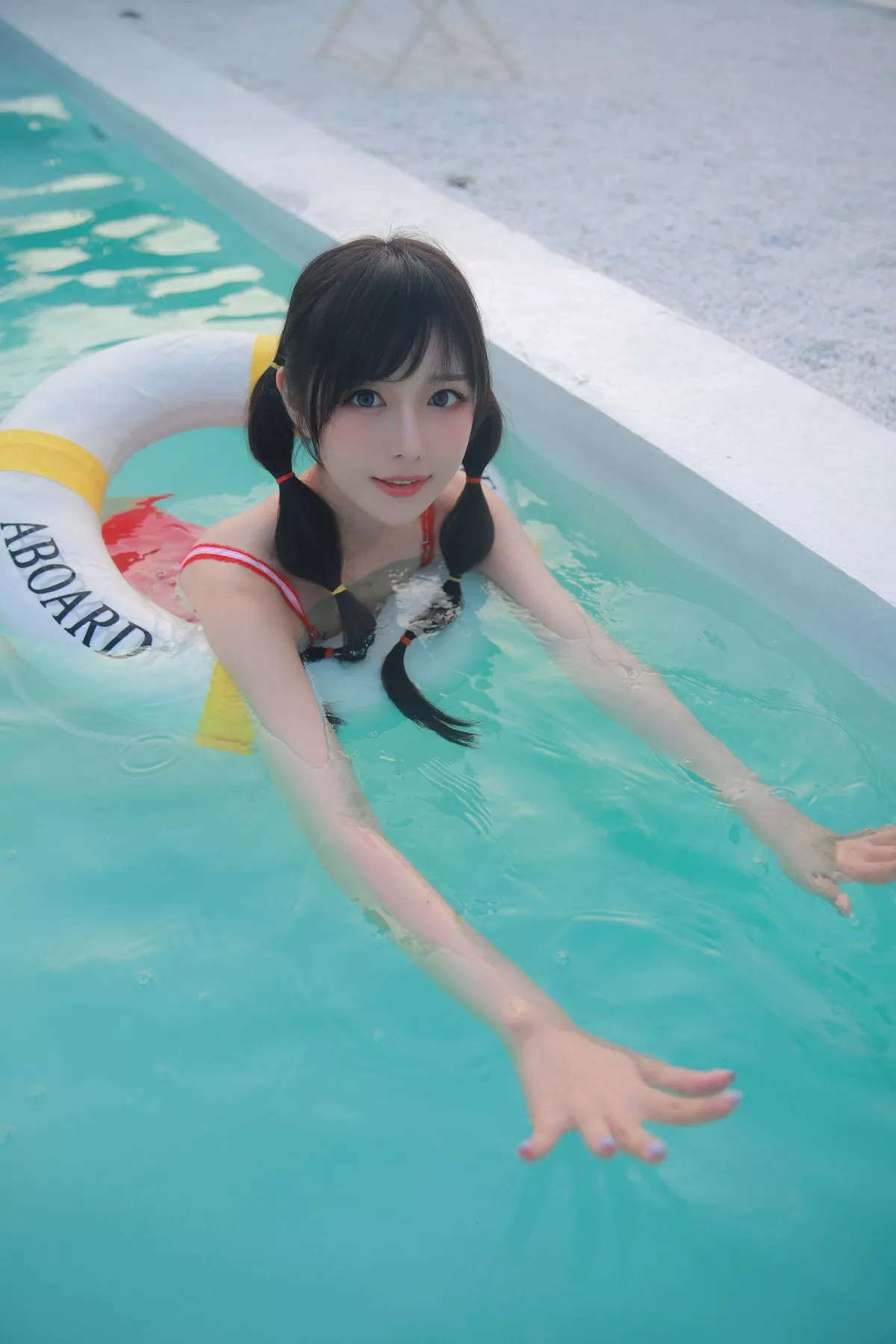 网络美女Shika小鹿鹿泳装主题户外泳池性感红色比基尼秀苗条身材靓丽迷人写真63P