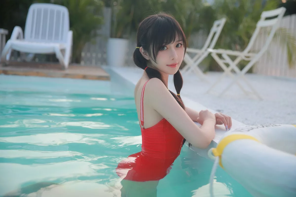 网络美女Shika小鹿鹿泳装主题户外泳池性感红色比基尼秀苗条身材靓丽迷人写真63P
