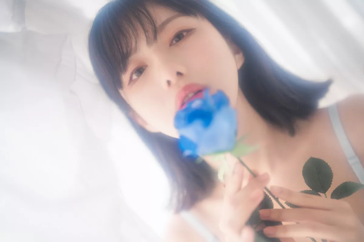网络美女Shika小鹿鹿泳装主题户外泳池性感红色比基尼秀苗条身材靓丽迷人写真63P