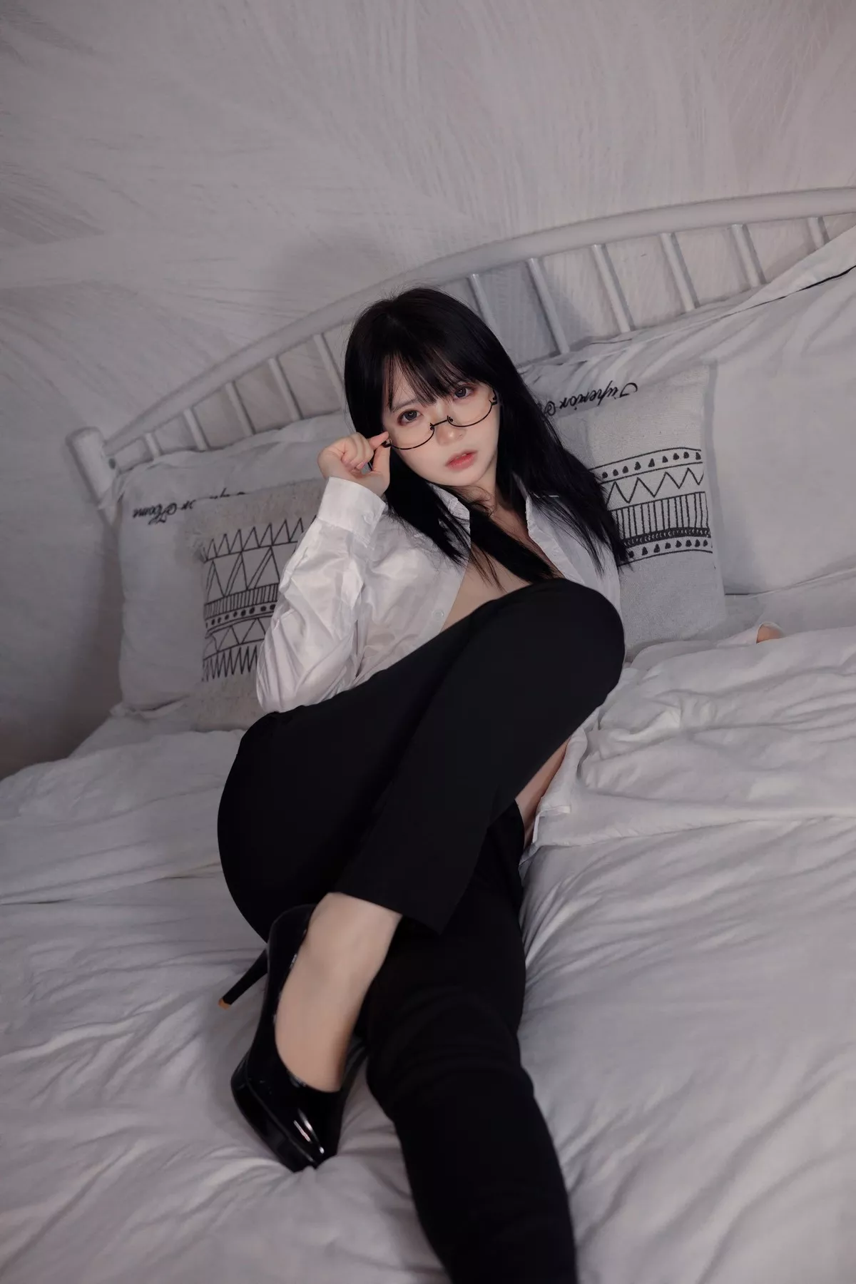 网络美女疯猫ss肉丝OL主题私房床上性感白衬衣配超薄肉丝秀翘臀美腿诱惑写真40P