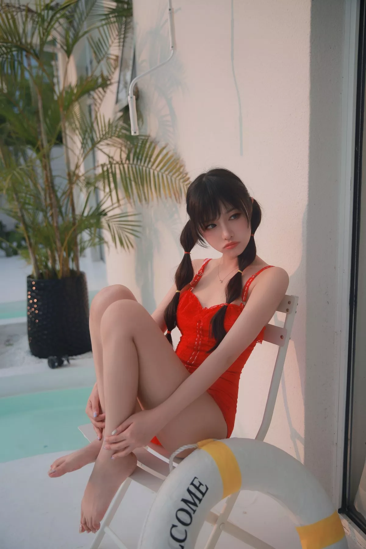 网络美女Shika小鹿鹿泳装主题户外泳池性感红色比基尼秀苗条身材靓丽迷人写真63P