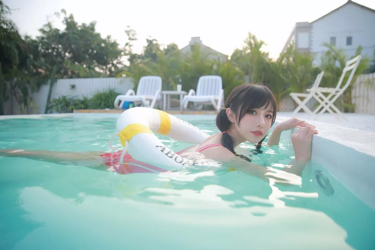 网络美女Shika小鹿鹿泳装主题户外泳池性感红色比基尼秀苗条身材靓丽迷人写真63P