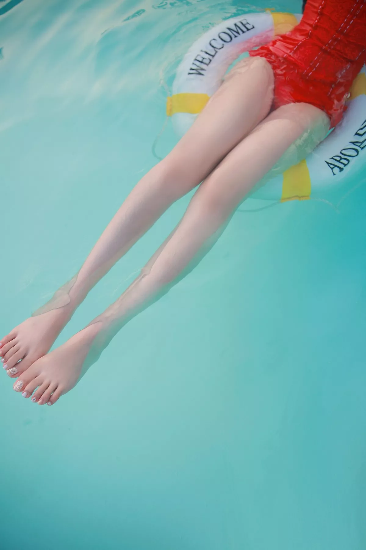 网络美女Shika小鹿鹿泳装主题户外泳池性感红色比基尼秀苗条身材靓丽迷人写真63P