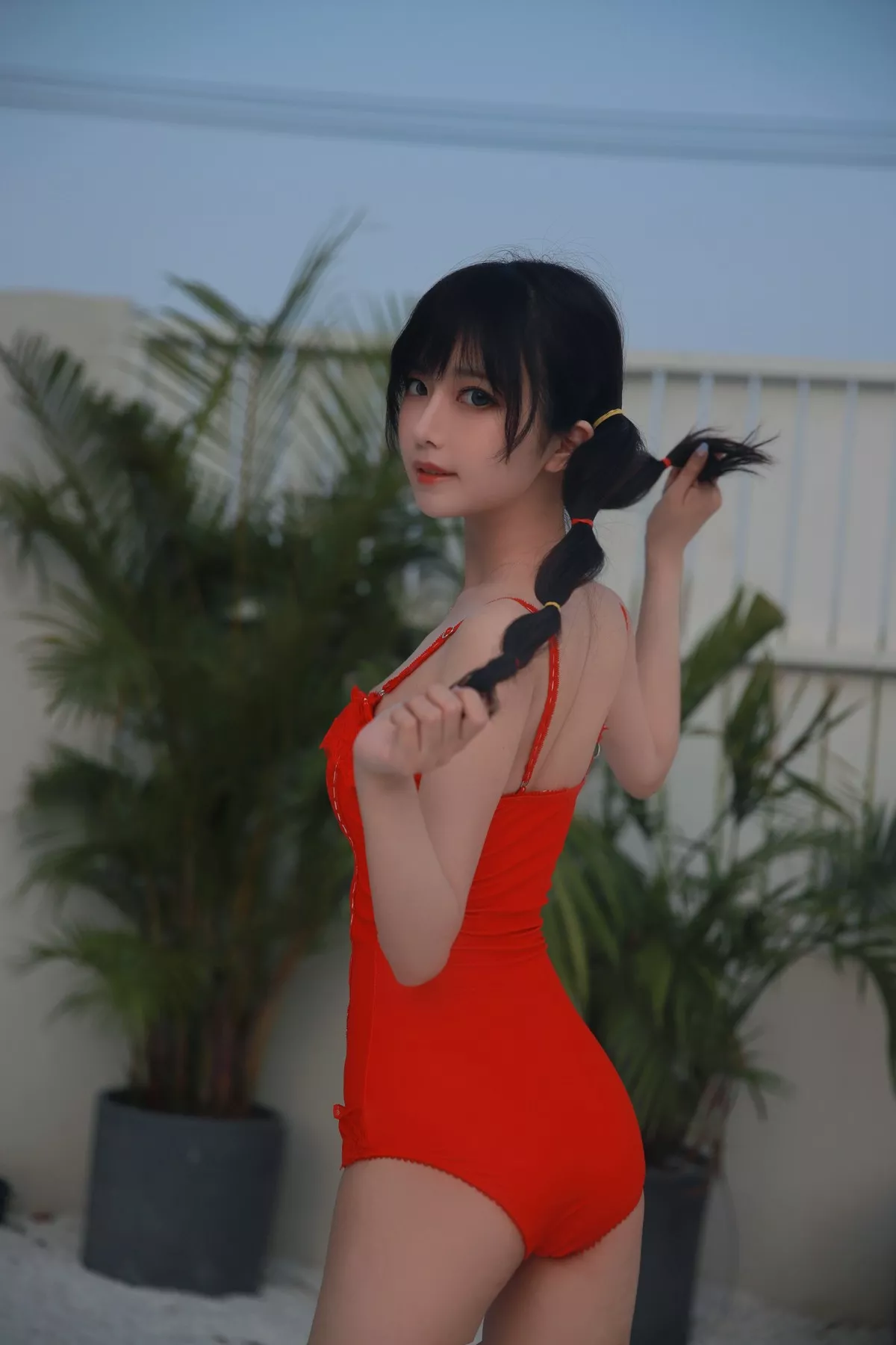 网络美女Shika小鹿鹿泳装主题户外泳池性感红色比基尼秀苗条身材靓丽迷人写真63P