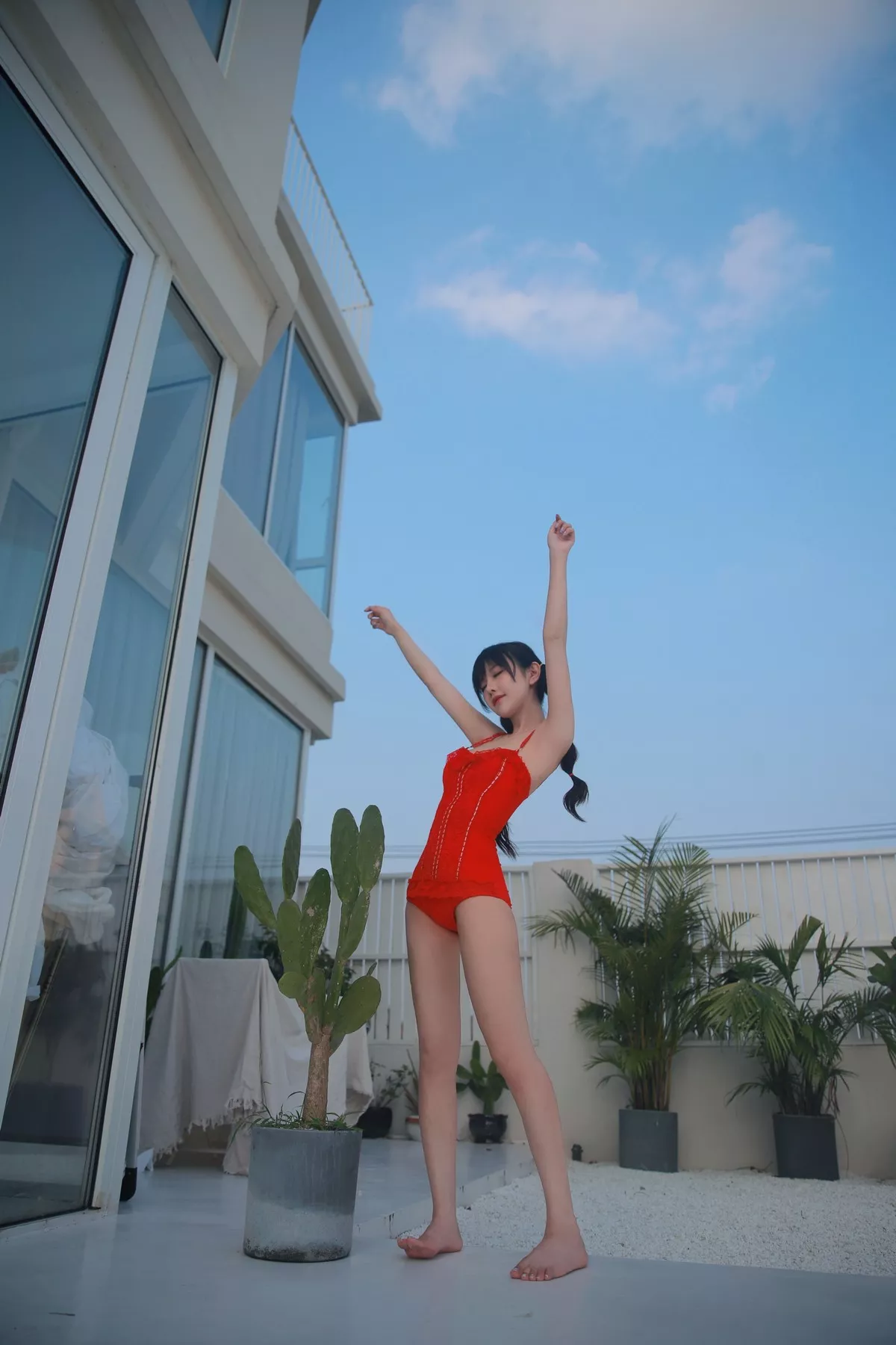 网络美女Shika小鹿鹿泳装主题户外泳池性感红色比基尼秀苗条身材靓丽迷人写真63P