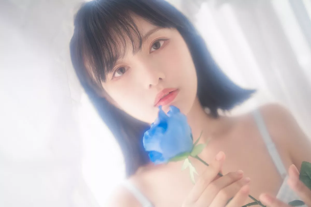 网络美女Shika小鹿鹿泳装主题户外泳池性感红色比基尼秀苗条身材靓丽迷人写真63P