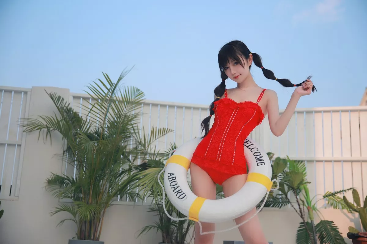 网络美女Shika小鹿鹿泳装主题户外泳池性感红色比基尼秀苗条身材靓丽迷人写真63P