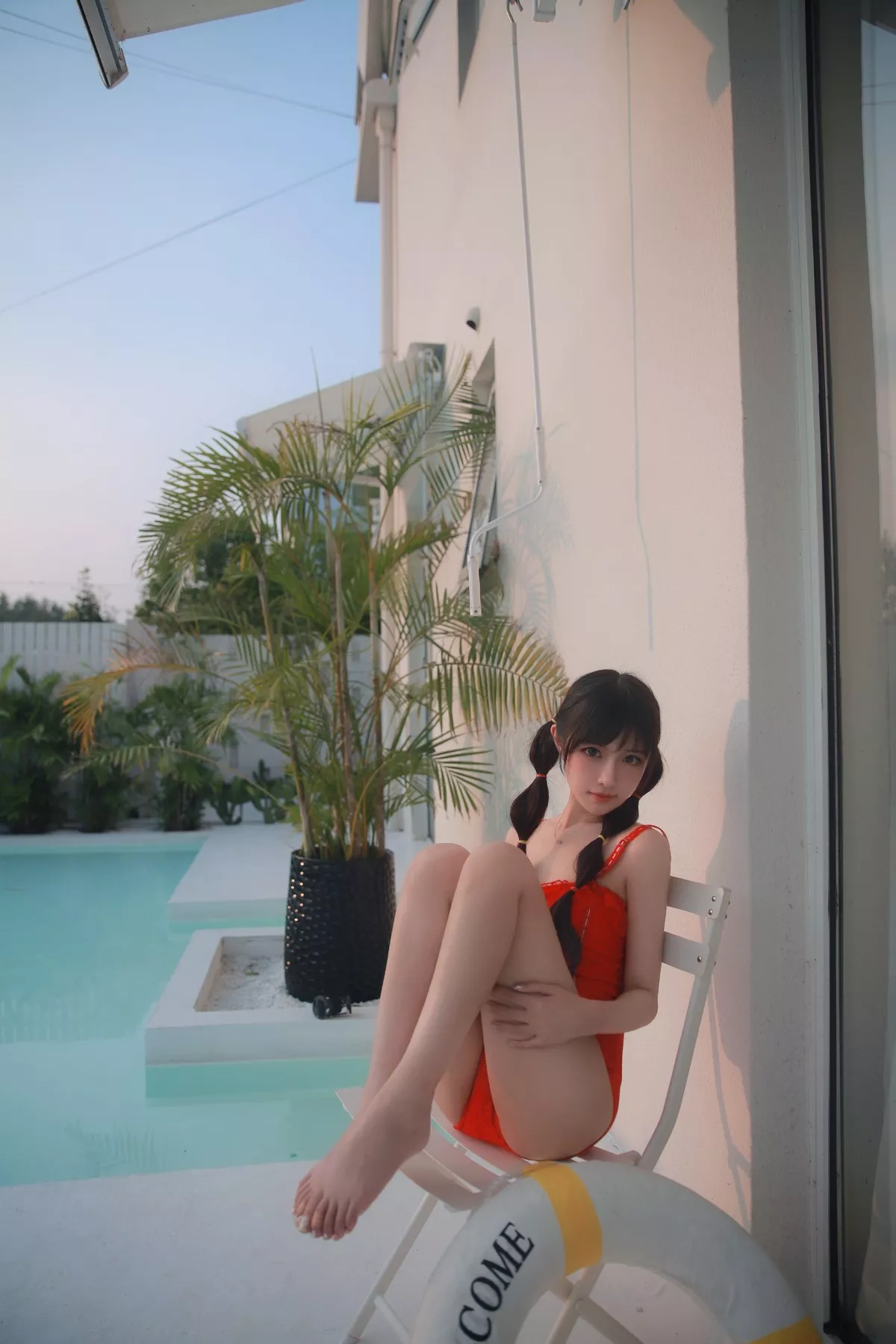 网络美女Shika小鹿鹿泳装主题户外泳池性感红色比基尼秀苗条身材靓丽迷人写真63P