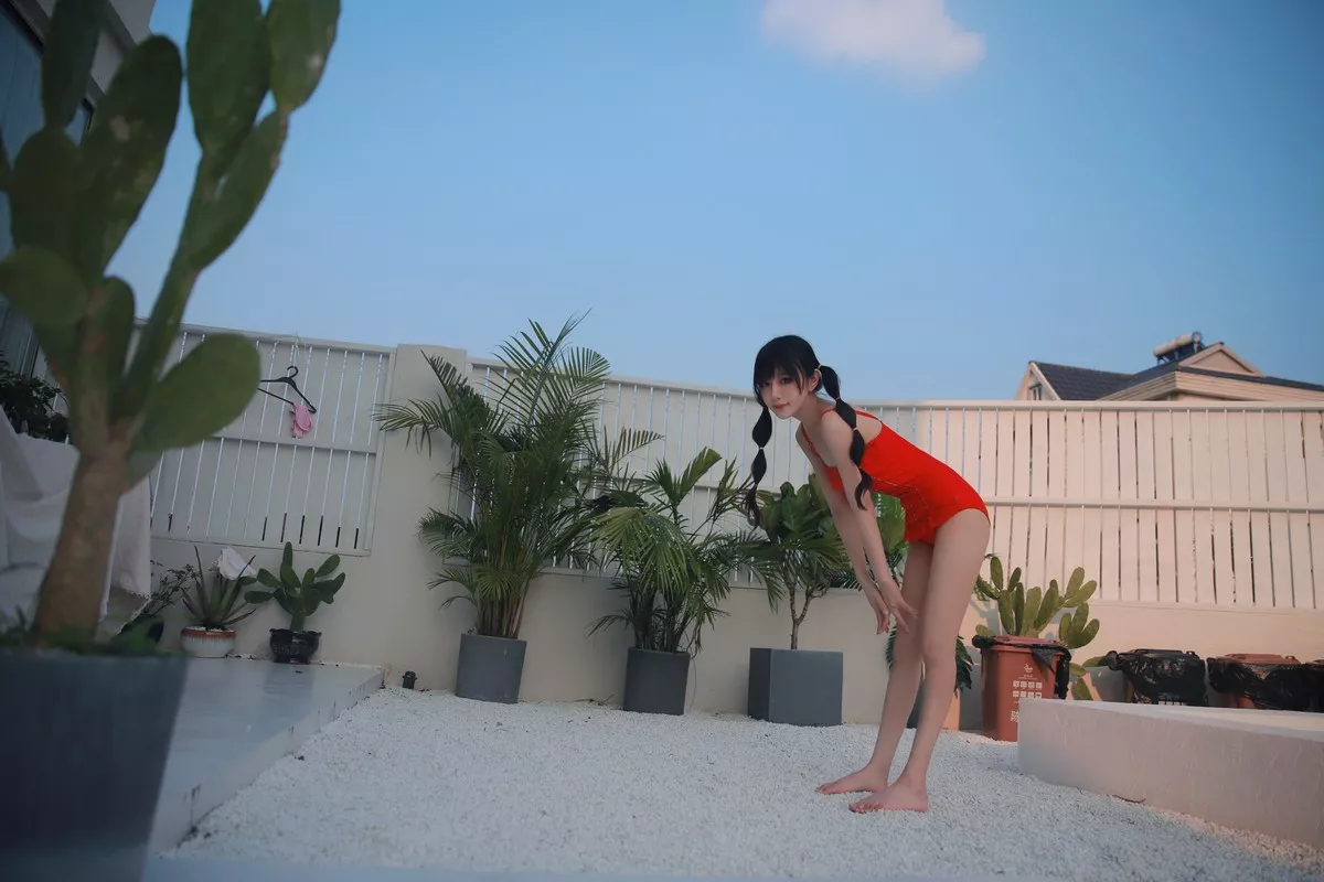 网络美女Shika小鹿鹿泳装主题户外泳池性感红色比基尼秀苗条身材靓丽迷人写真63P