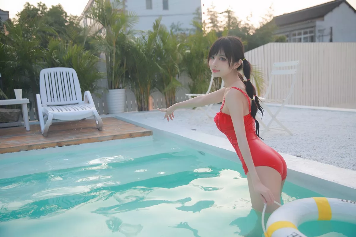 网络美女Shika小鹿鹿泳装主题户外泳池性感红色比基尼秀苗条身材靓丽迷人写真63P