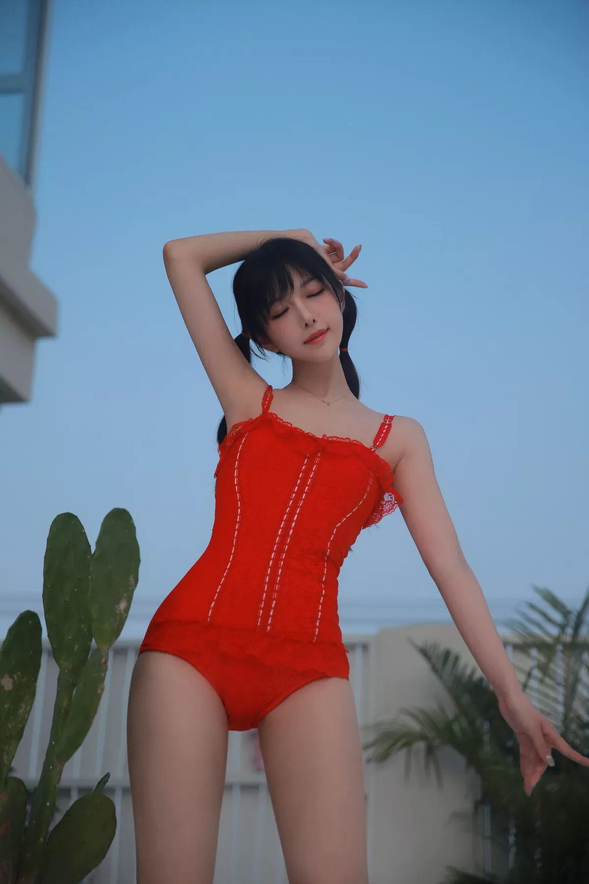 网络美女Shika小鹿鹿泳装主题户外泳池性感红色比基尼秀苗条身材靓丽迷人写真63P