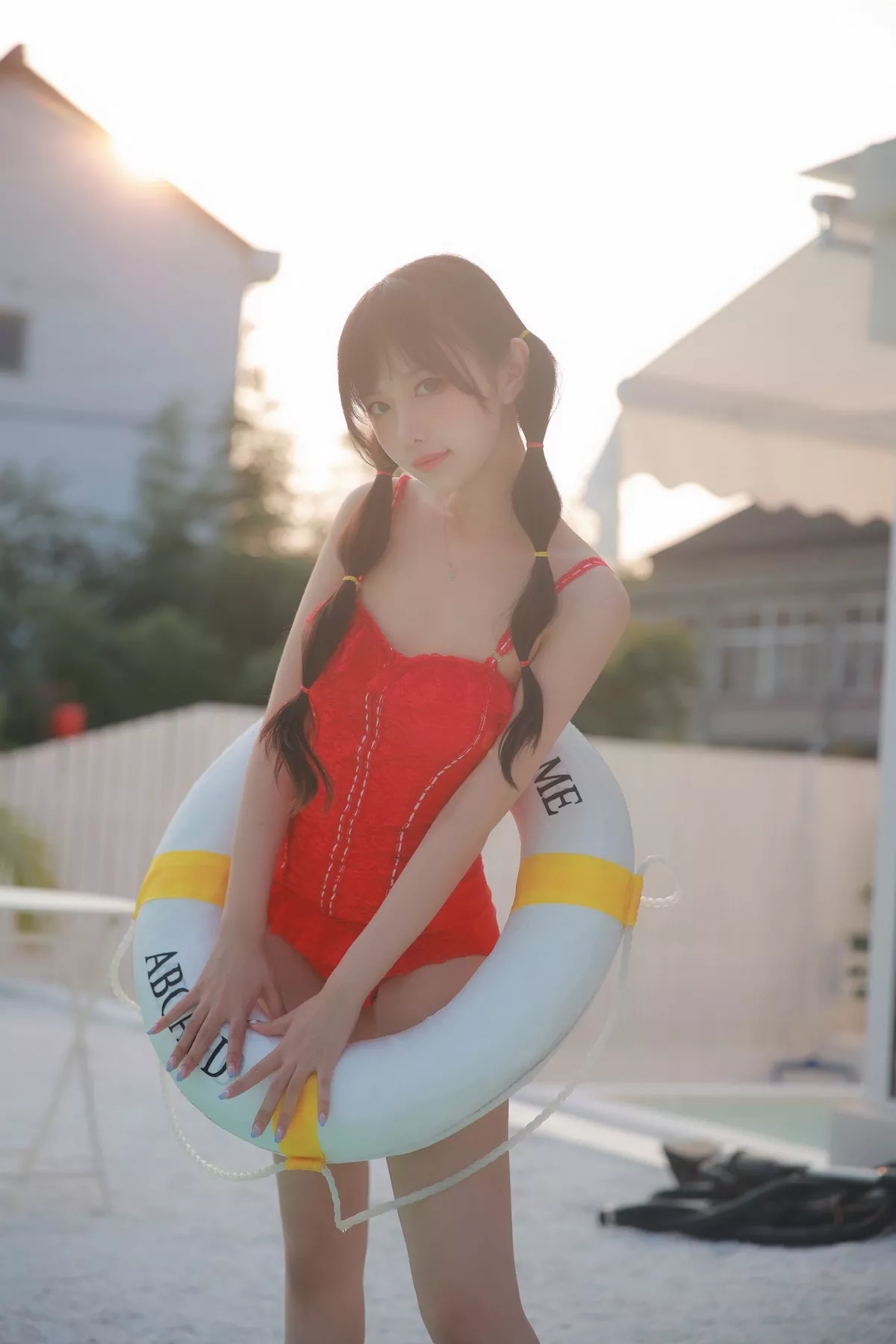 网络美女Shika小鹿鹿泳装主题户外泳池性感红色比基尼秀苗条身材靓丽迷人写真63P
