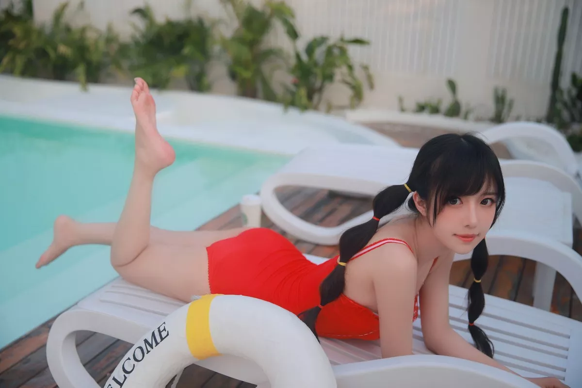 网络美女Shika小鹿鹿泳装主题户外泳池性感红色比基尼秀苗条身材靓丽迷人写真63P