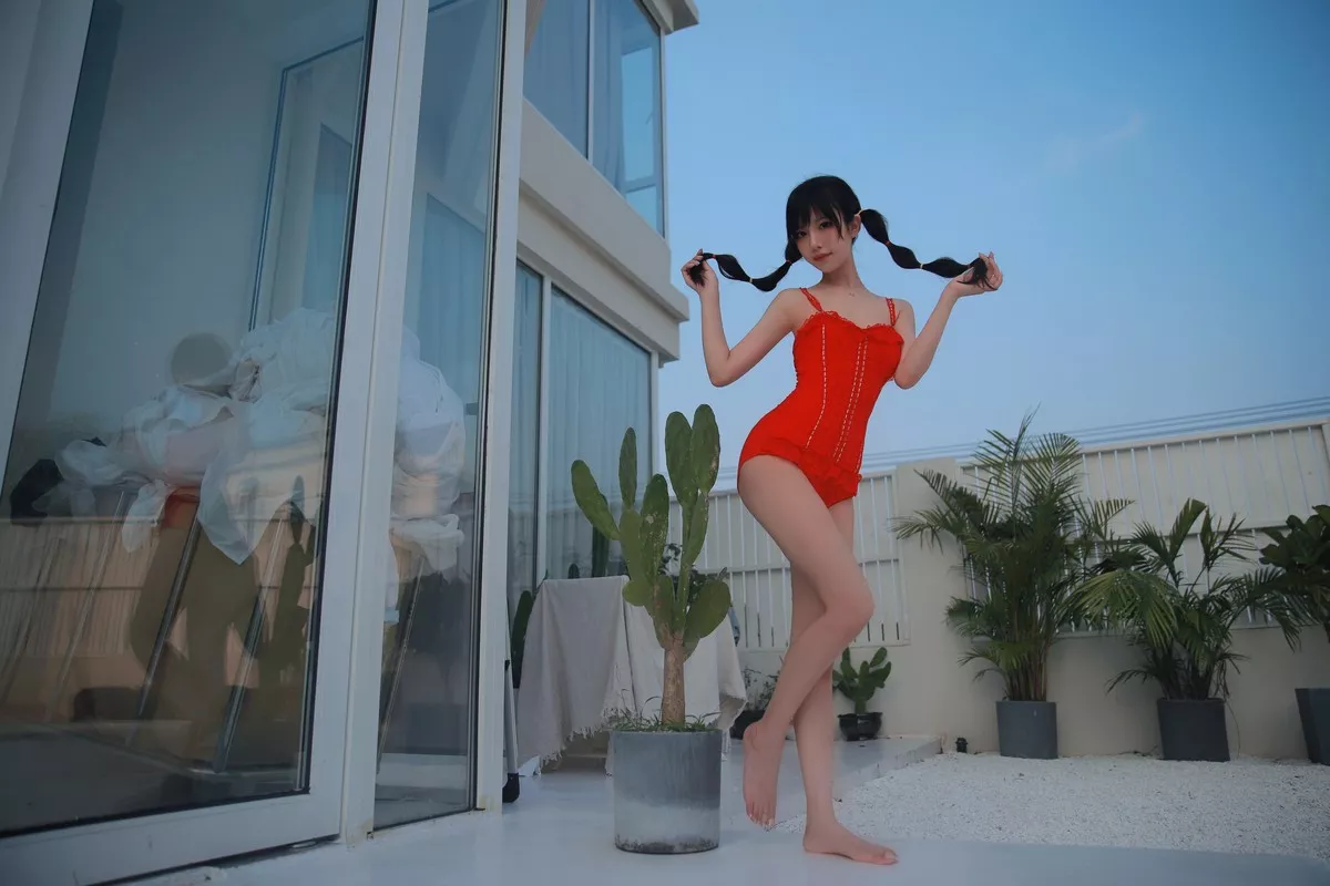 网络美女Shika小鹿鹿泳装主题户外泳池性感红色比基尼秀苗条身材靓丽迷人写真63P